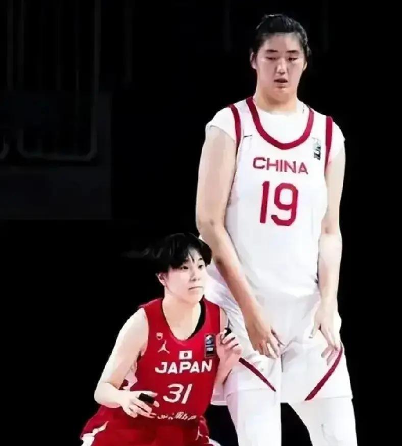 2米28少女今晚首秀
 
山东高速女篮今晚19:30主场打河南，张子宇正式登场。