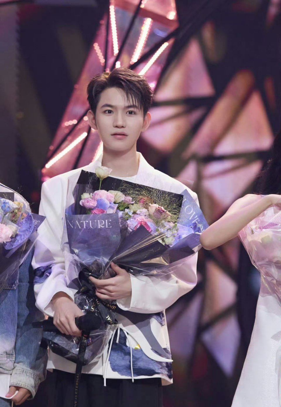 #九尾跨界去当歌手了#九尾竟然唱歌了，主题还是“音痴逆袭赛”，哈哈哈![允悲]伤