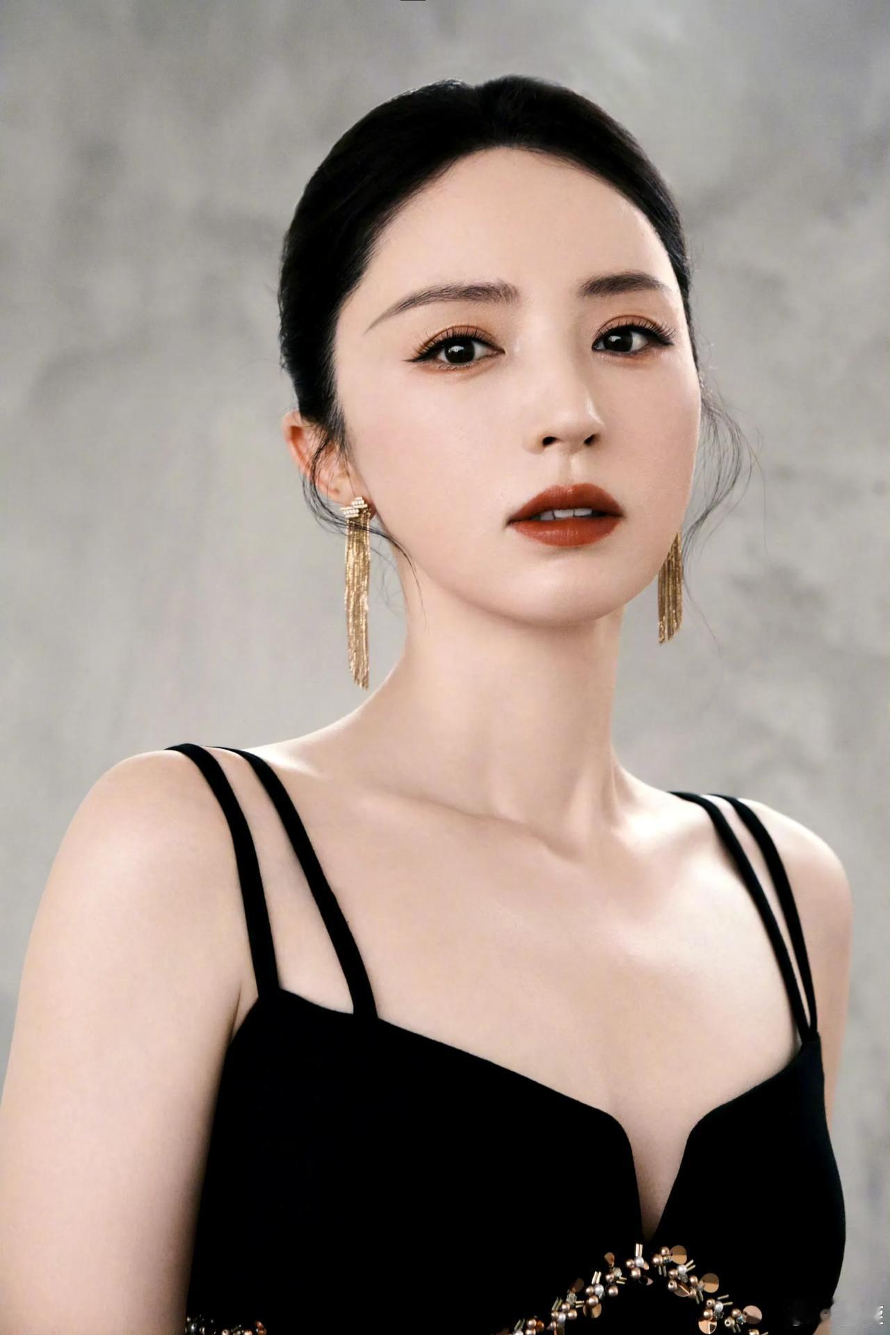 董璇二婚怎么还是恋爱脑呀！

她为了保护女儿小酒窝选择不跟二婚的老公张维伊住在一