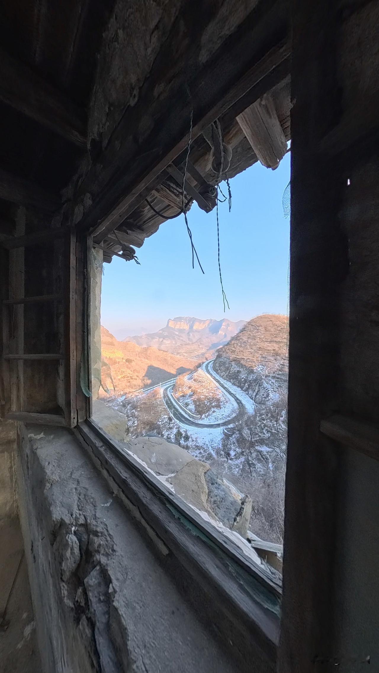 前两天去房山河北镇拍了这个火药库，这是最早房山矿的火药库。
现在山里开咖啡店的比