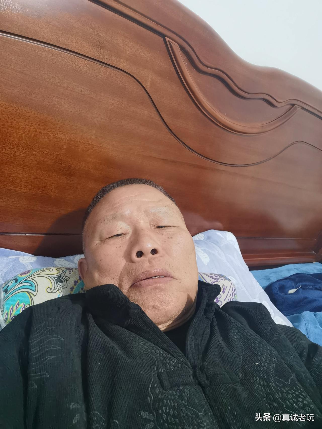 今天醒得有点早，不想起床，照例躺在床上刷手机，窗外滴嗒、滴嗒的雨声闯入耳帘，突然