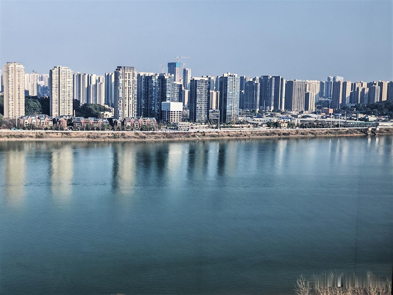 长沙今天下午天气真是不错，晴朗的天空下，湘江水面波光粼粼，高楼大厦倒映在水中，构