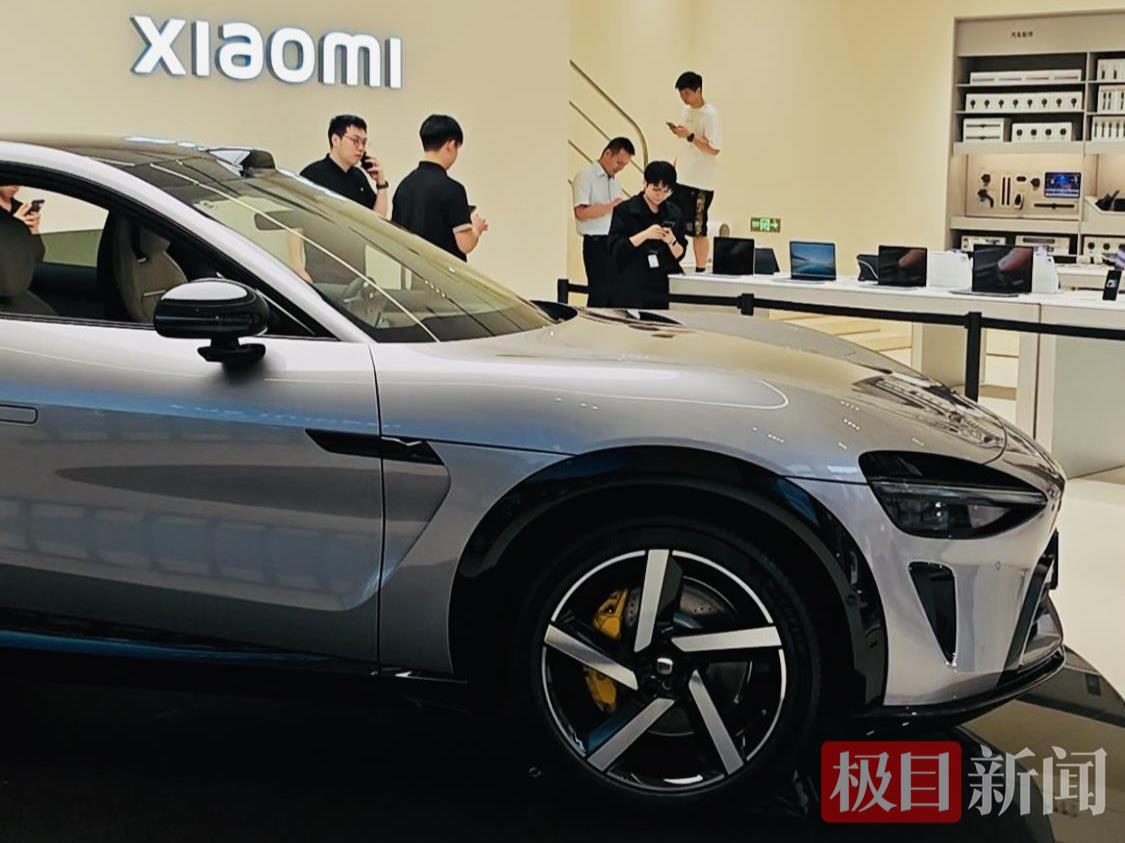 小米YU7上市当晚大量“米粉”到店看车，销售：最后一批顾客凌