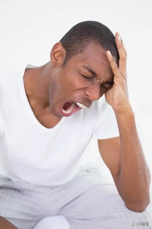 交感神经过度兴奋的症状颇为多样。在心血管系统，会出现心跳加速的情况，仿佛刚完成百