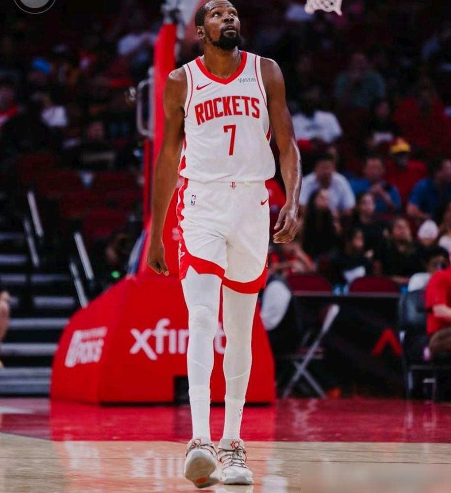 火箭这赛季折腾半天，阵容看似升级，结果连着输给湖人，球迷骂声一片。
现在西部排