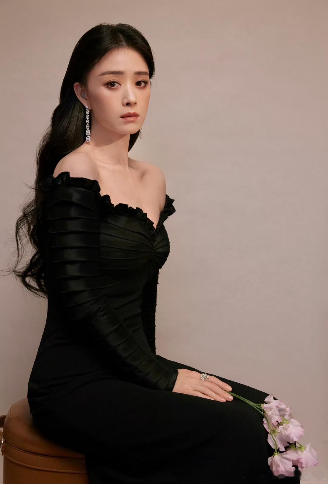 蒋欣41岁的状态 蒋欣参加了搜狐时尚盛典 身穿露肩黑裙 搭配简约淡妆 状态令人瞩