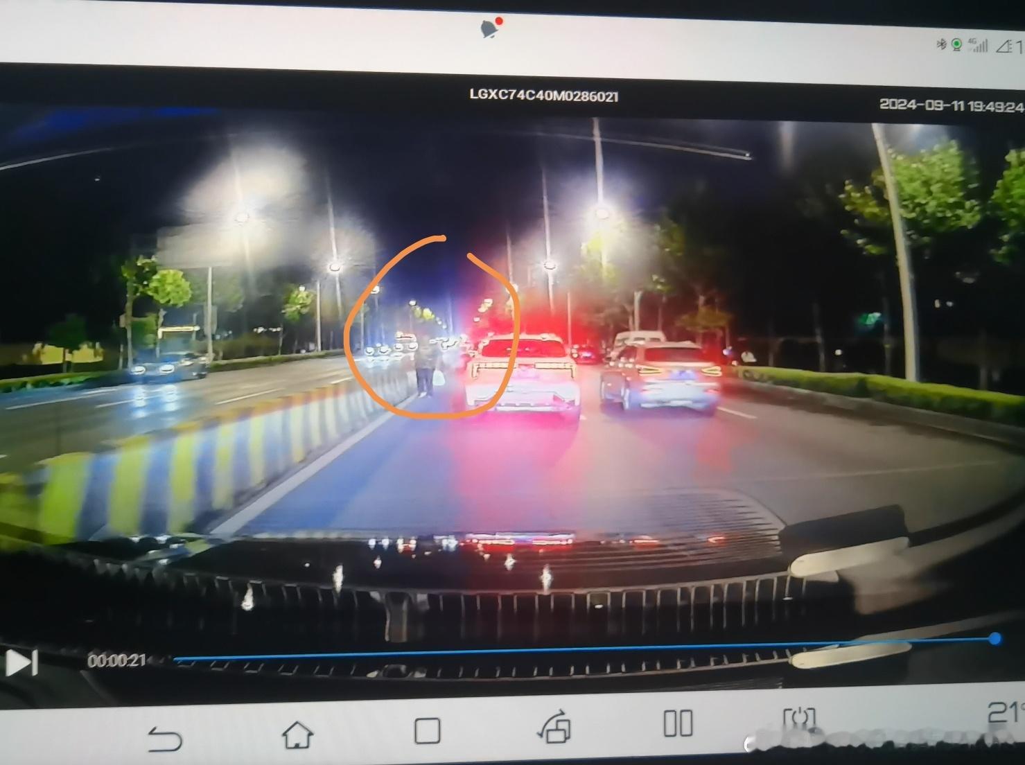 曝光一个客厅散步的极品人，真的大无语…拜托不把自己命当命没人拦着你，别来机动车道