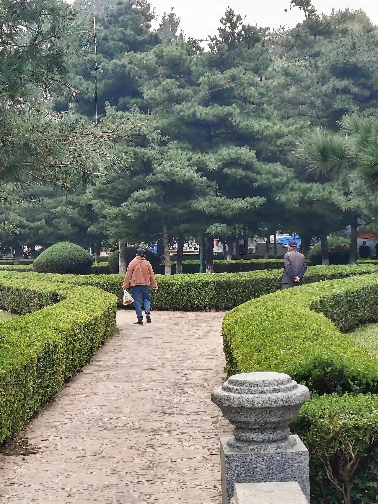 渐行渐远的朋友！
所谓的朋友，都是某一时期的利益共同体，一旦离开了，基本也就随着