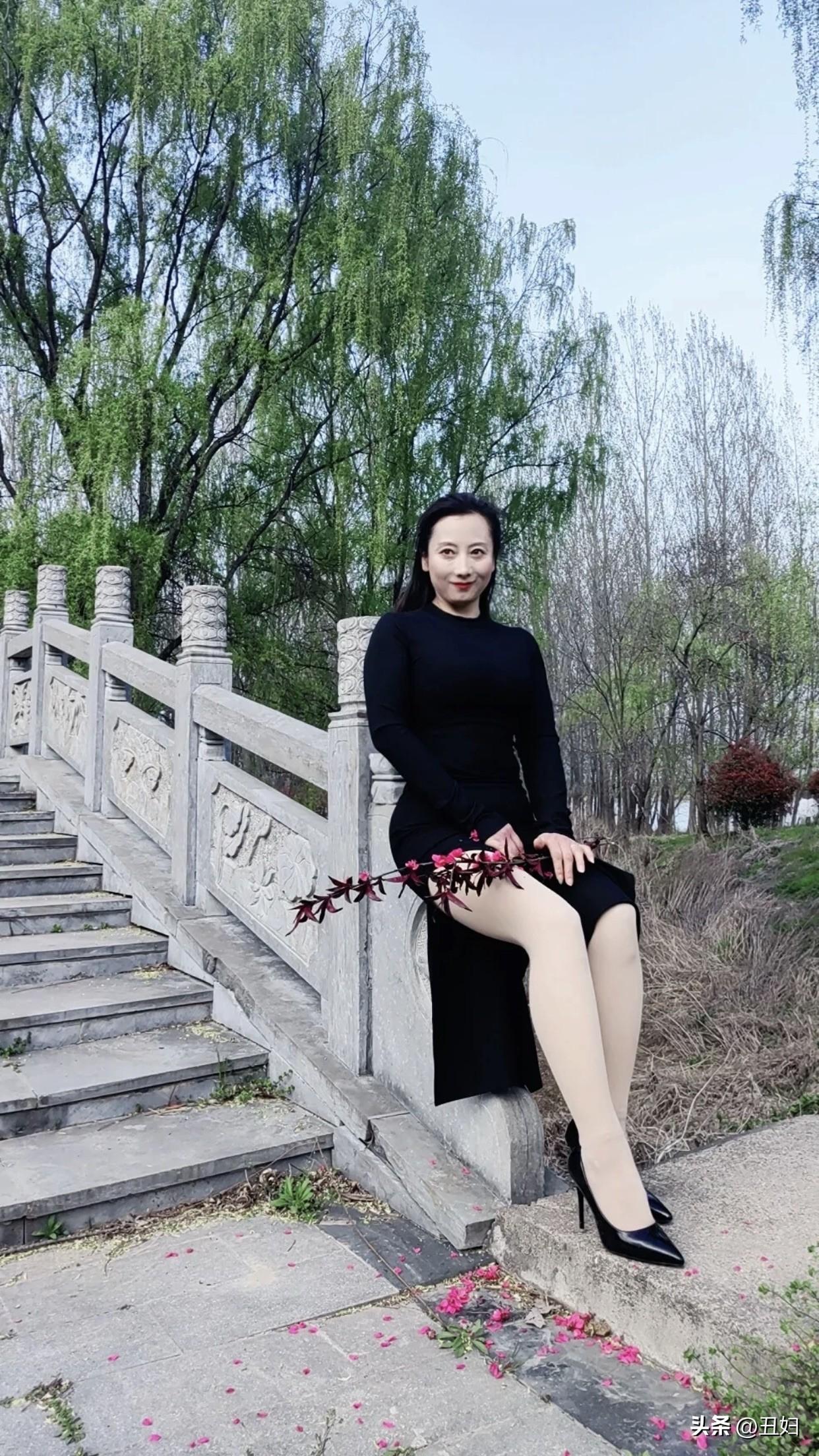 有魅力的中年女人有什么特征?经济上，她们独立有底气，兜里有钱，遇事不慌，有选择生