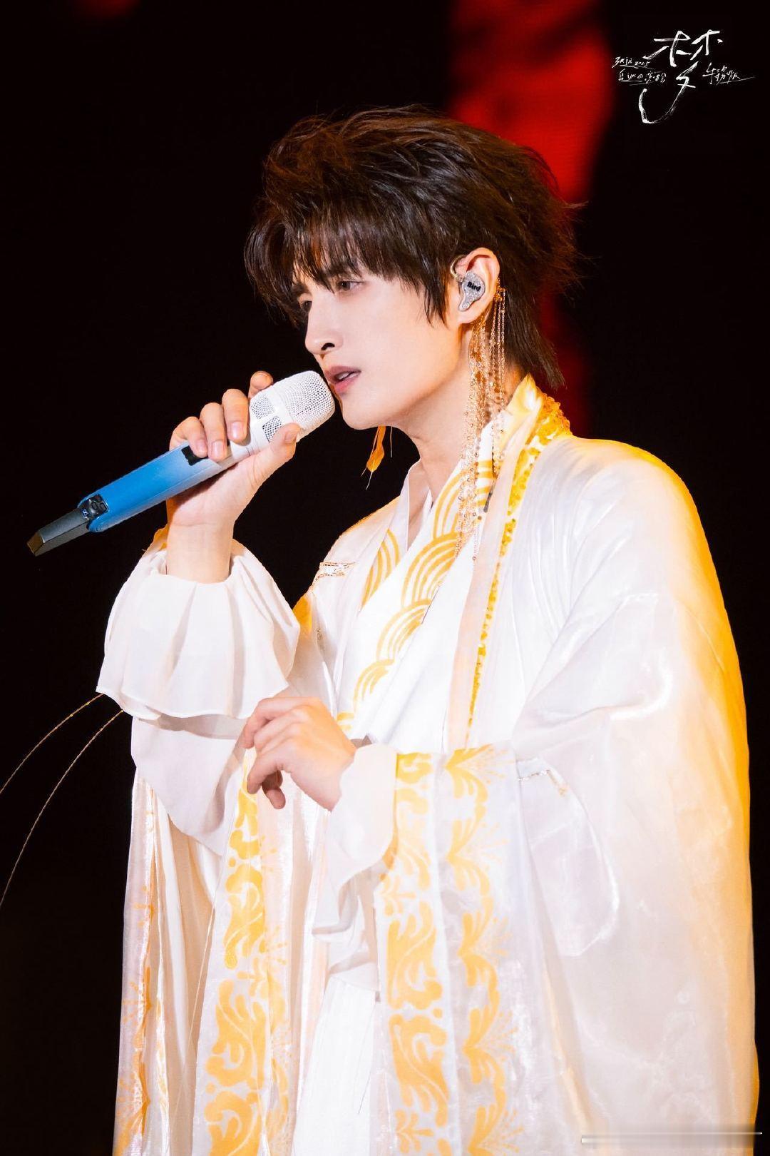 张远跨年四个半小时五十首歌 四个半小时舞台不停歇，张远用五十首歌带粉丝穿越音乐旅