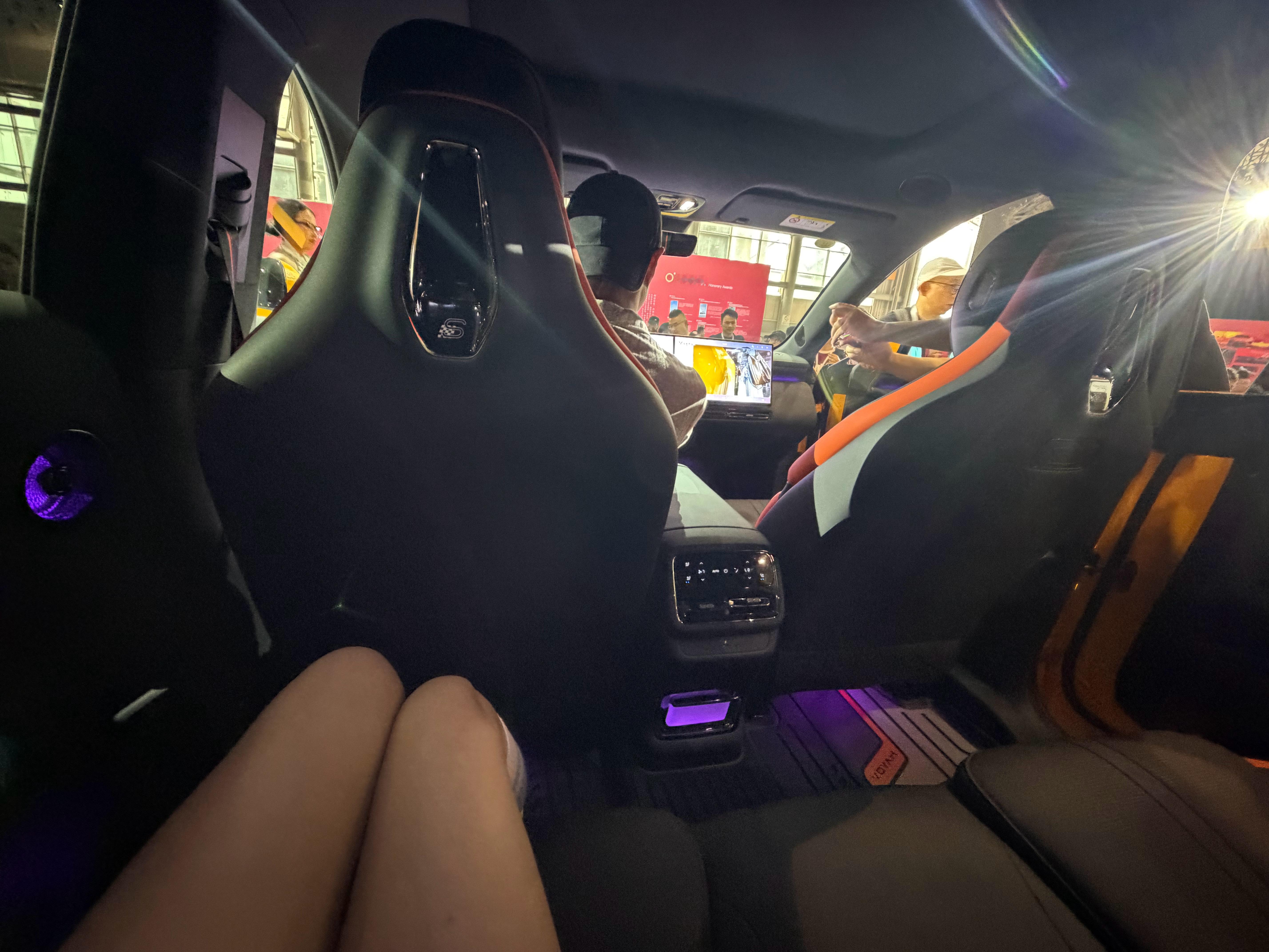 有幸来参加岚图用户之夜，论：岚图和杨洋的影响力，人满为患，大半都是粉丝宝宝，外场