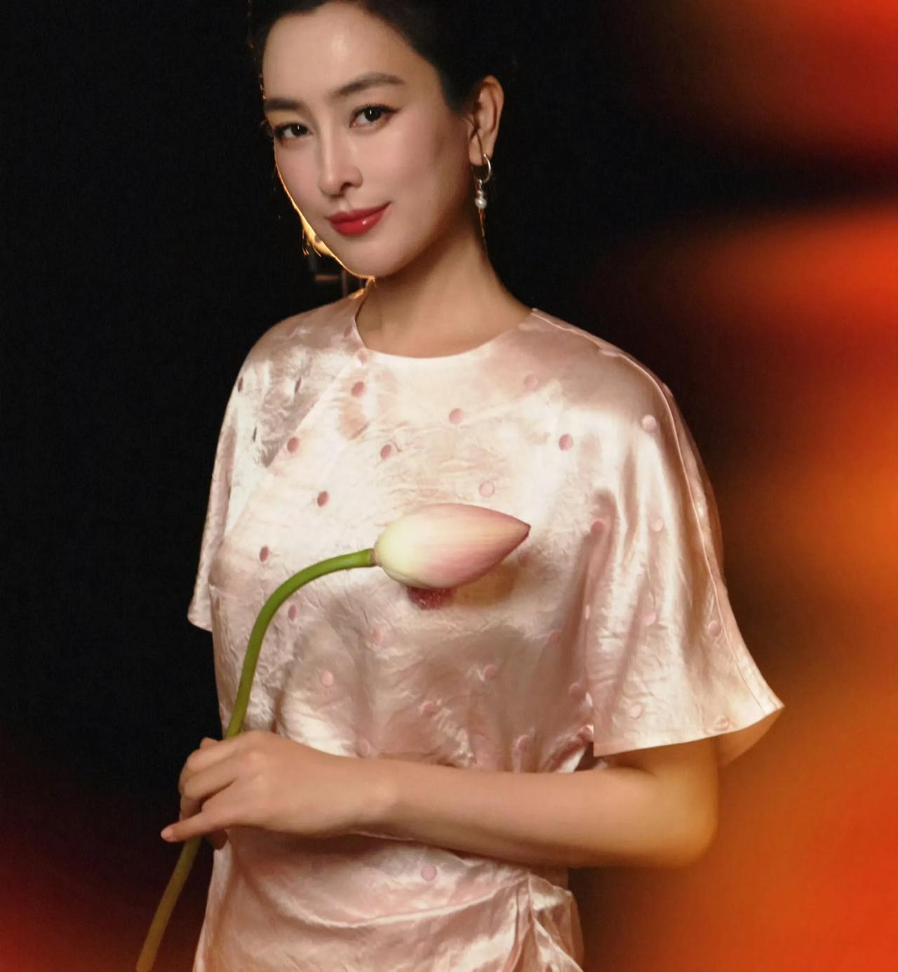 谁懂啊！马苏这套新中式真的戳到我了✨
浅粉缎面自带柔光，波点暗纹低调耐看，胸口小