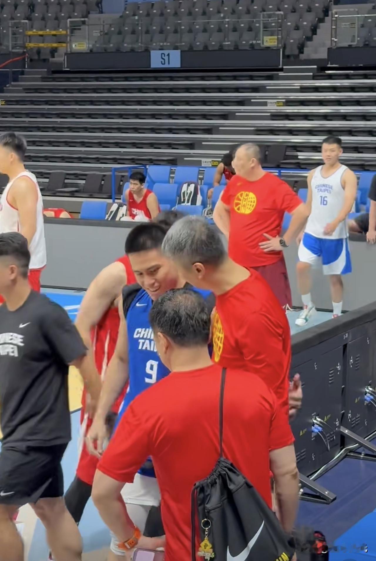 真是两难！陈盈俊与郭导小崔寒暄
中国男篮与台湾男篮踩场，陈盈俊主动与郭士强执导寒