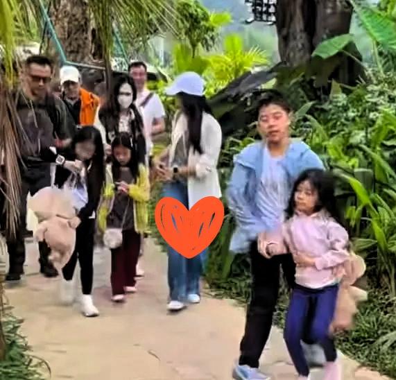 谁说豪门带娃就一定前呼后拥、排场十足？霍启刚这次在广西的现身，直接刷新了大家对豪