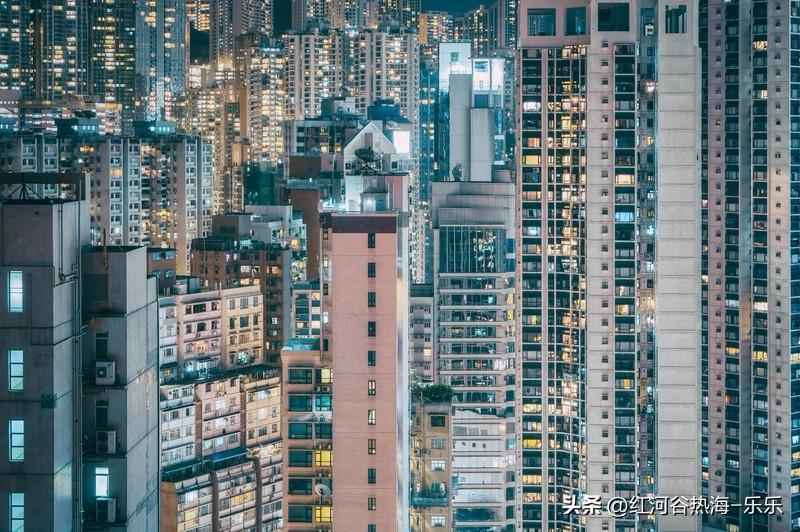 香港的着火的这个高层住宅只有32层。
不是大家想的那种40多层的超高层。
国内很