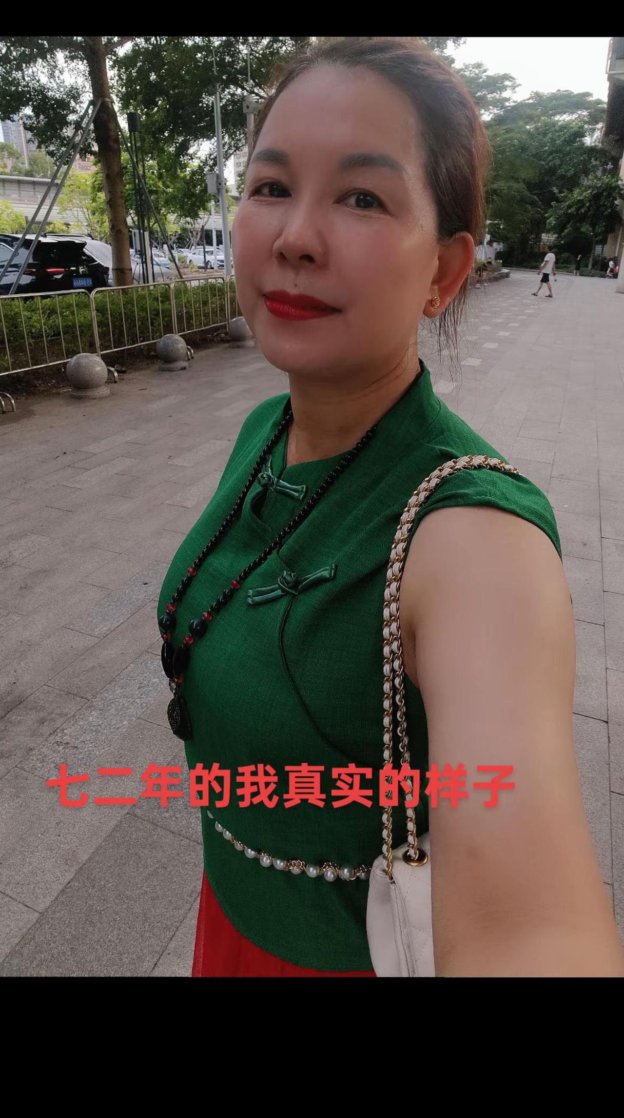 现在的我只喜欢鲜艳的裙子