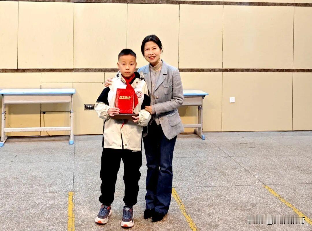 1月12日，汉师附小授予五（1）班曹宇恒同学“拾金不昧好少年”荣誉称号，并颁发奖