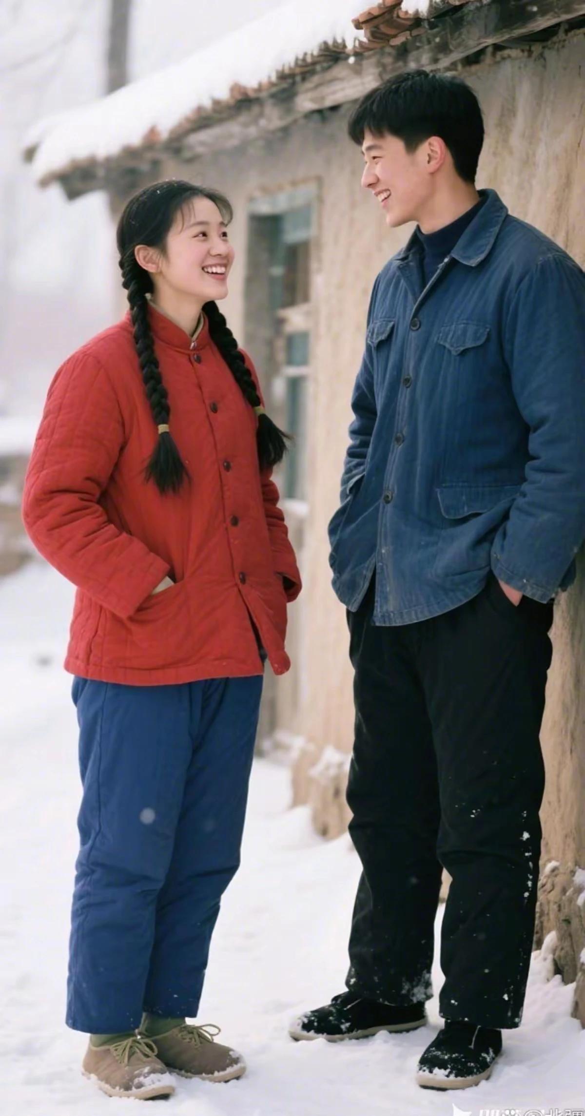 当年相亲很简单，
女方备茶备甜点。
一旦相中把手牵，
革命婚礼尽开颜。