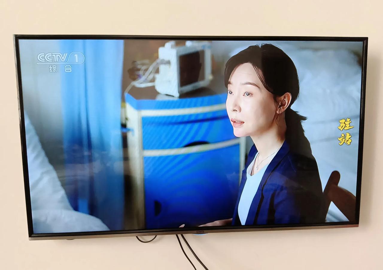 求助电视售后服务或专业维修人员！
家里长虹液晶电视机出现了一个奇怪的现象，开机后