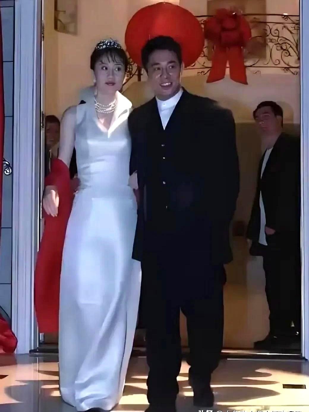 这是李连杰和第二任妻子利智在结婚时当天照的照片，此时的利智39岁，李连杰37岁。