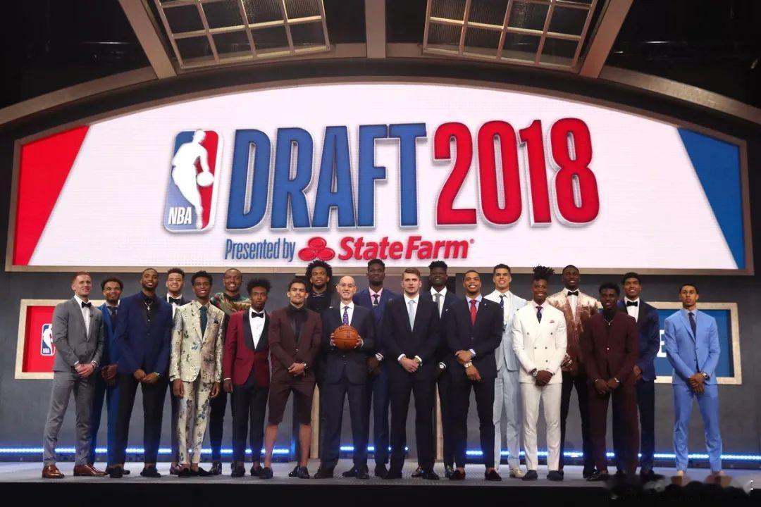 美媒体Ballislife分享一张旧照并写道：“值得铭记的一天。”2018年选秀