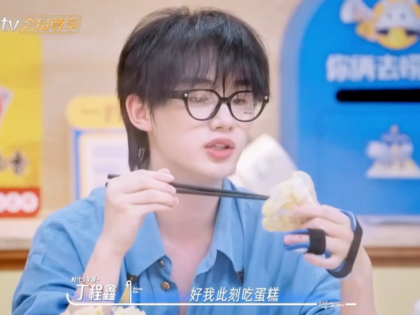 怎么有人吃蛋糕用筷子挑着吃啊😦? 