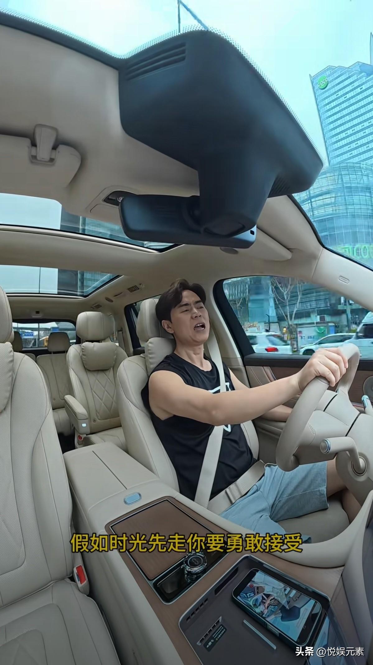 马健涛老师，中国现代一个很有实力又低调的歌手，集自己作词，作曲，唱于一身，音乐才