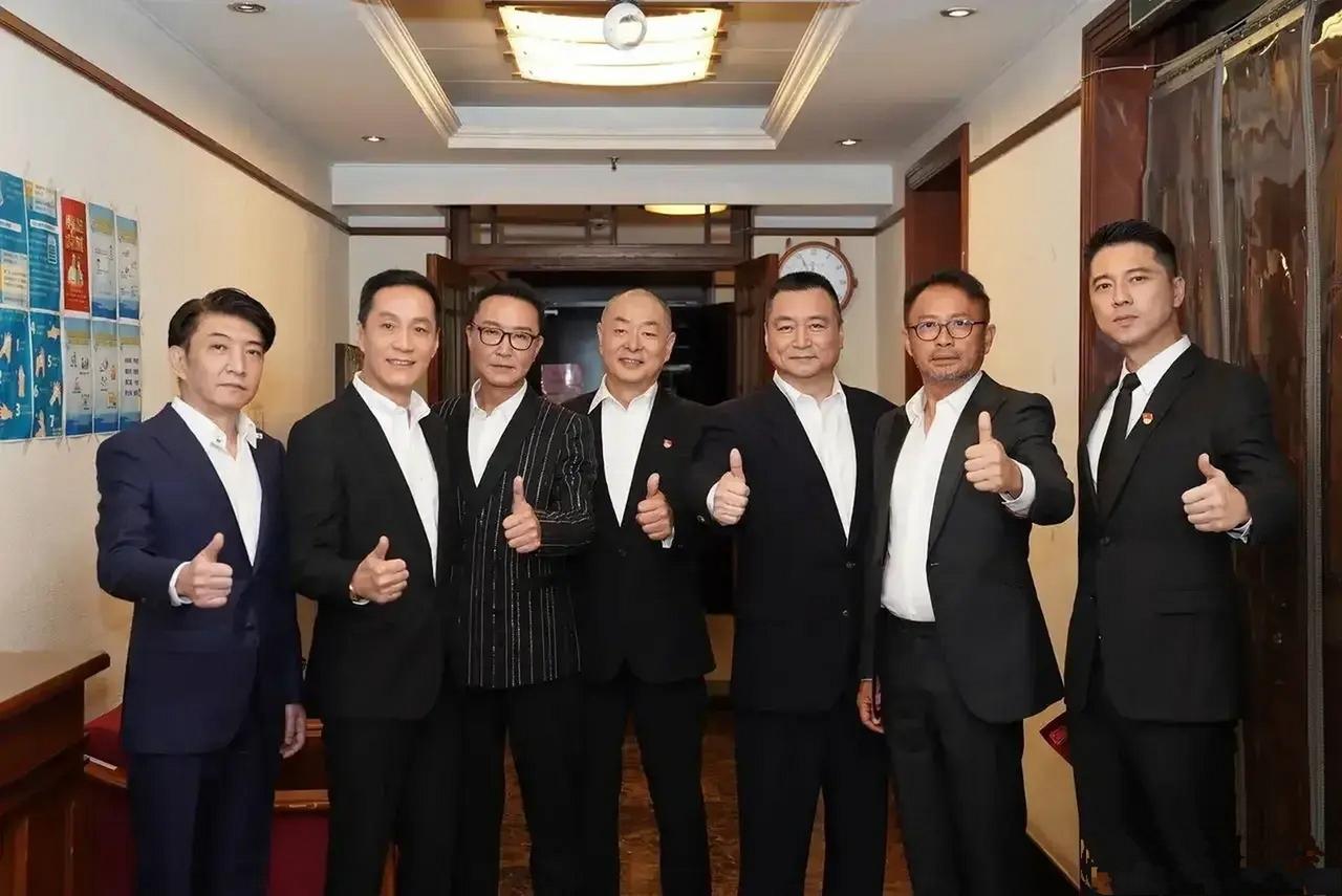 7位国家一级演员同框：

我一眼就认出了气色盈和的冯远征，戴着眼镜的吴刚，留着光