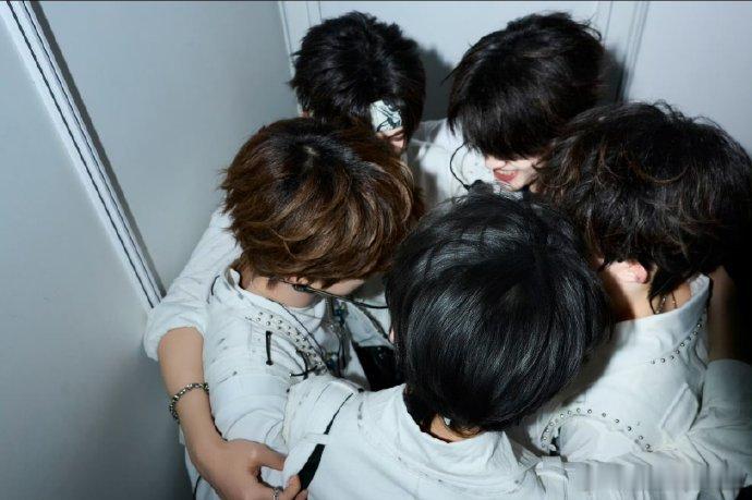 登陆少年晚安语音包登陆少年演唱会晚安语音等待新语音的这段时间，循环旧演唱会晚安片