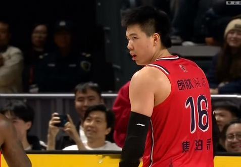 辽宁队这时候丢后场篮板啊。。。。。。太大意了，这球说不定就这样被广州队带走了啊，
