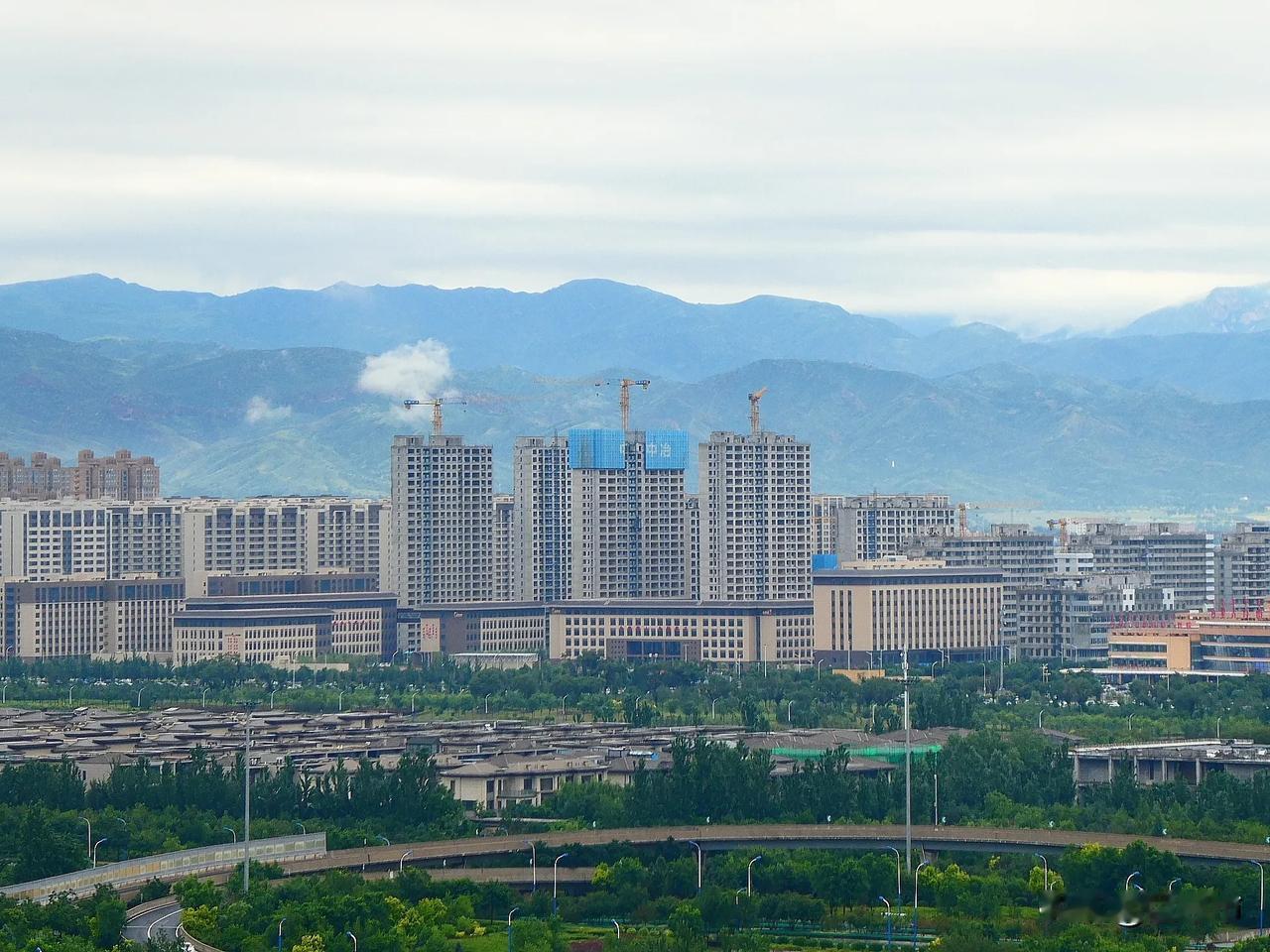 雨中的呼和浩特的大青山，显得格外美丽。相比很多城市的高温，呼和浩特的凉爽确实让人