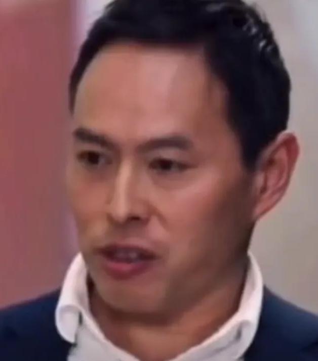 澳大利亚著名的反华教授李约翰，在节目中发表自己的反华观点时，主持人突然对他说，如