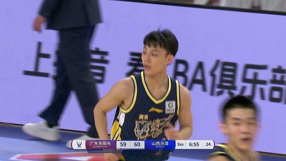 徐杰命中三分，比分追到1分！广东宏远