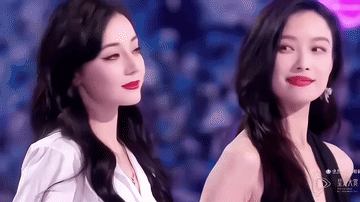 迪丽热巴和倪妮，有点互相瞧不上的感觉，倪妮这么傲娇的一个人，不甘心被热巴抢了风头