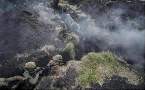 10000士兵还在俄军包围圈内，乌克兰突然宣布：停止与俄和谈
 
当地时间 12