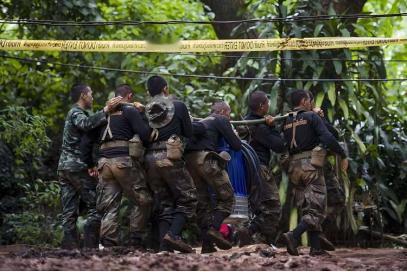 多名将军战死，柬埔寨绝命大反攻！5000枚火箭弹铺天盖地轰炸。
 
柬埔寨前线的