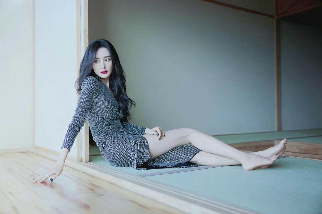 杨幂的身材感觉是娱乐圈女明星中最好的，苗条有型，比例相当好，腿又直又白，穿上紧身
