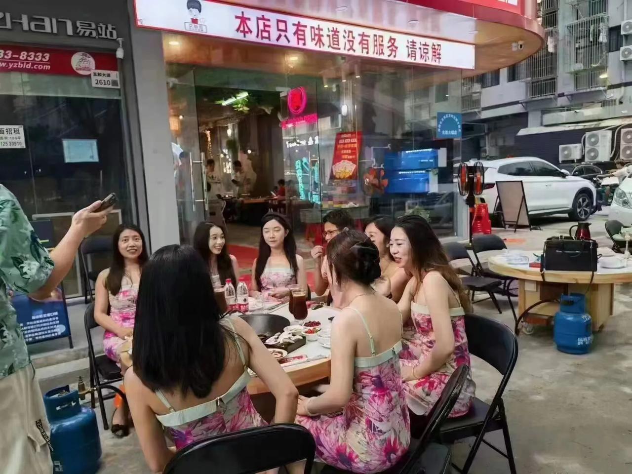 这些姐姐们是在等某位领导吗[思考]