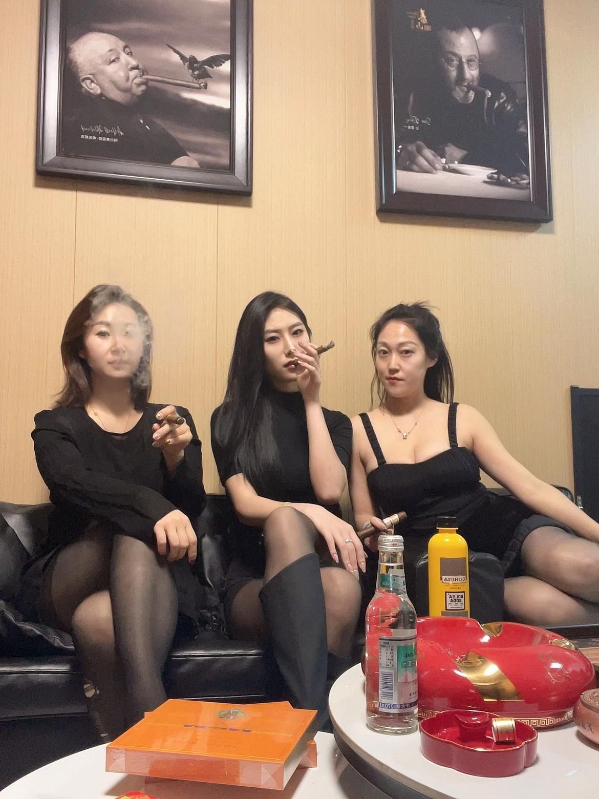 闺蜜拍照姿势 微胖 女茄客 雪茄生活