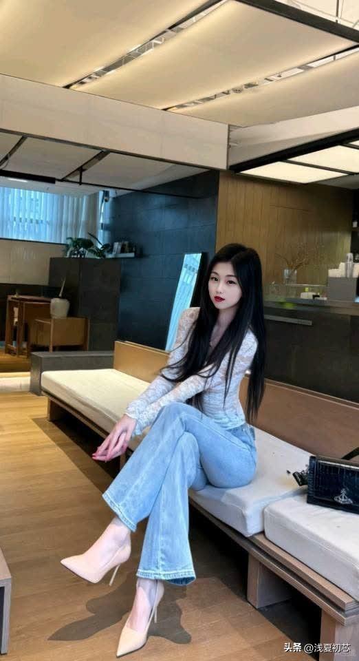 优雅气质穿搭，浅蓝色牛仔裤搭配蕾丝上衣，尽显时尚魅力！