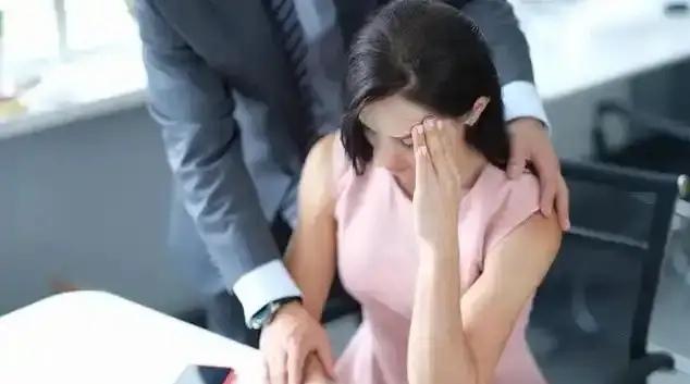 上海，一男子见女下属长相漂亮，趁女子丈夫出差，竟深夜敲其家门，要求与女子发生关系