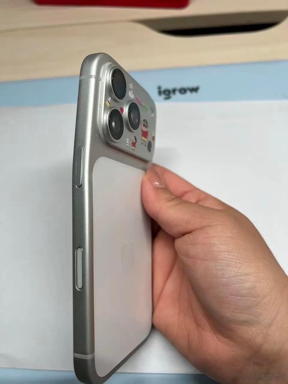 事实证明，今年果子换了铝合金中框后强度大幅下降，一屁股就能把iPhone17 P