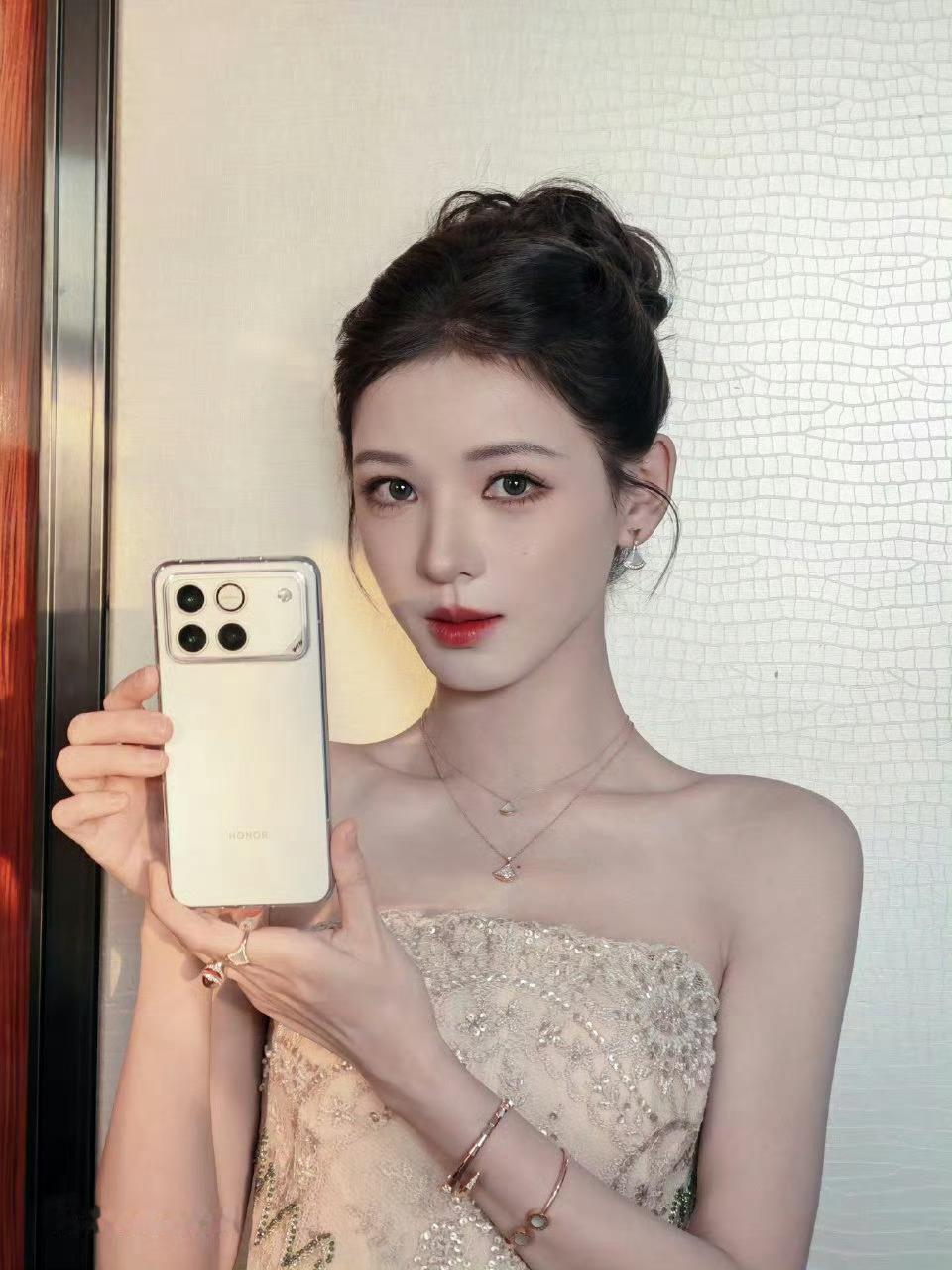 荣耀WIN真机白色版本的这个颜值，可不可以。 