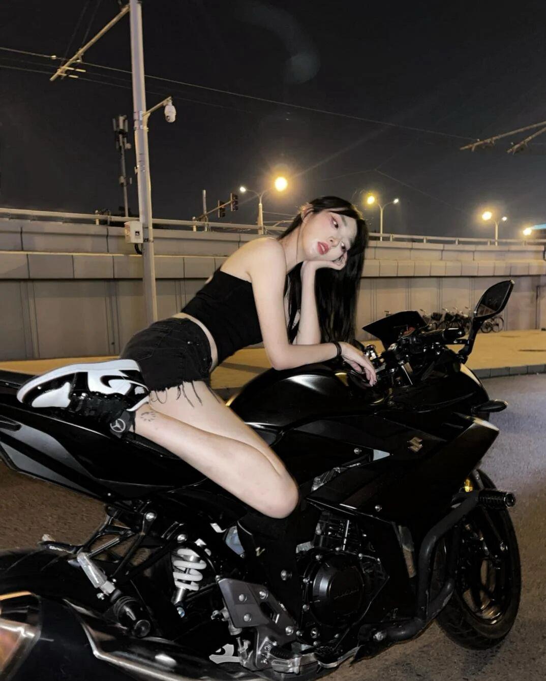 夜骑出门，风比男生更懂我夜色里踩下油门，风裹着发丝往后飞，这种自由感没法解释，只
