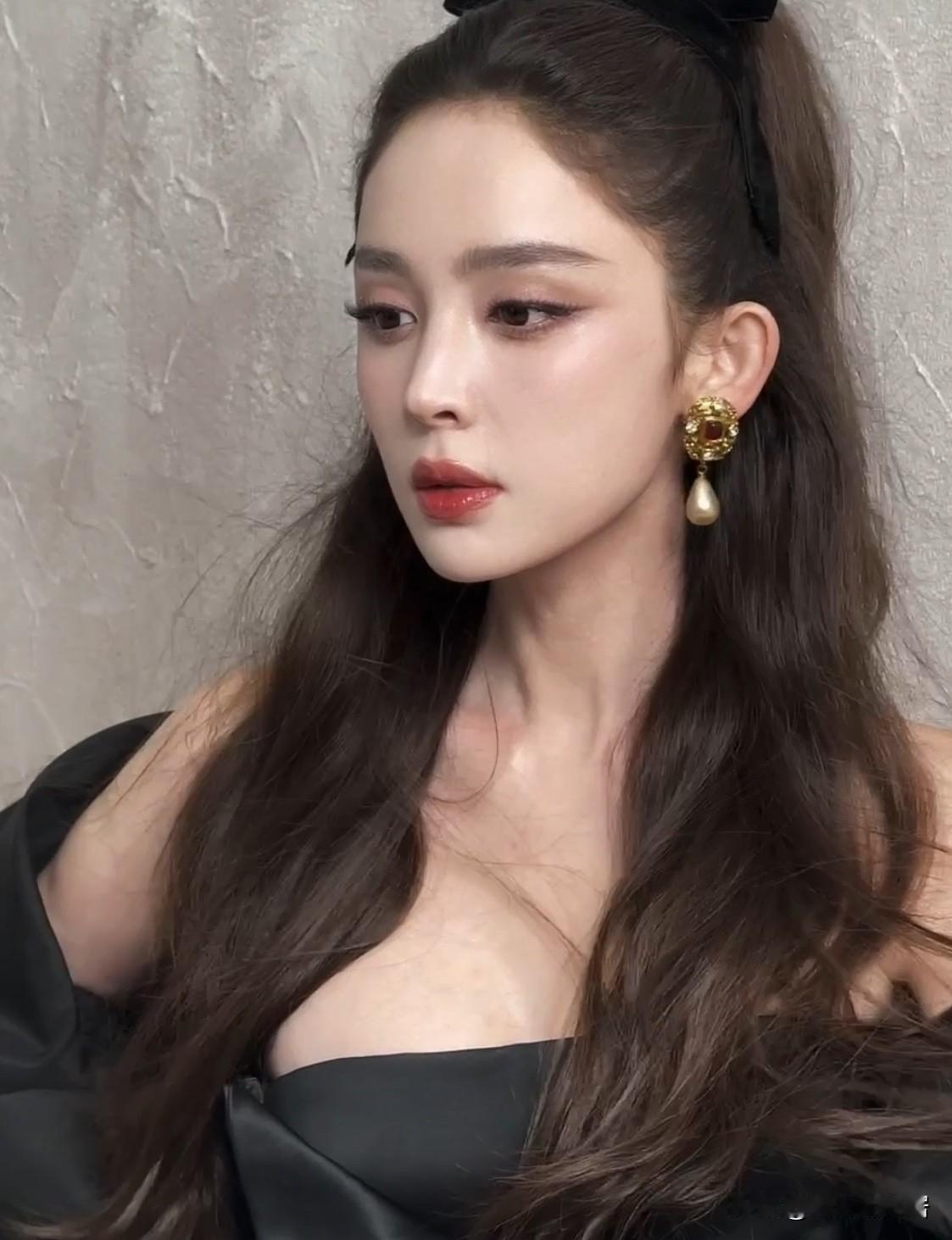 这下娜扎完了
于正都点名夸她“目前没有比他她更好看演员，”
于正还约定要为她再开