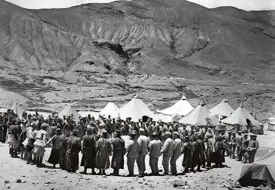 1958年平定叛乱后，在1959年的玉树地区，叛乱又重新开始！叛军高达几万人，平