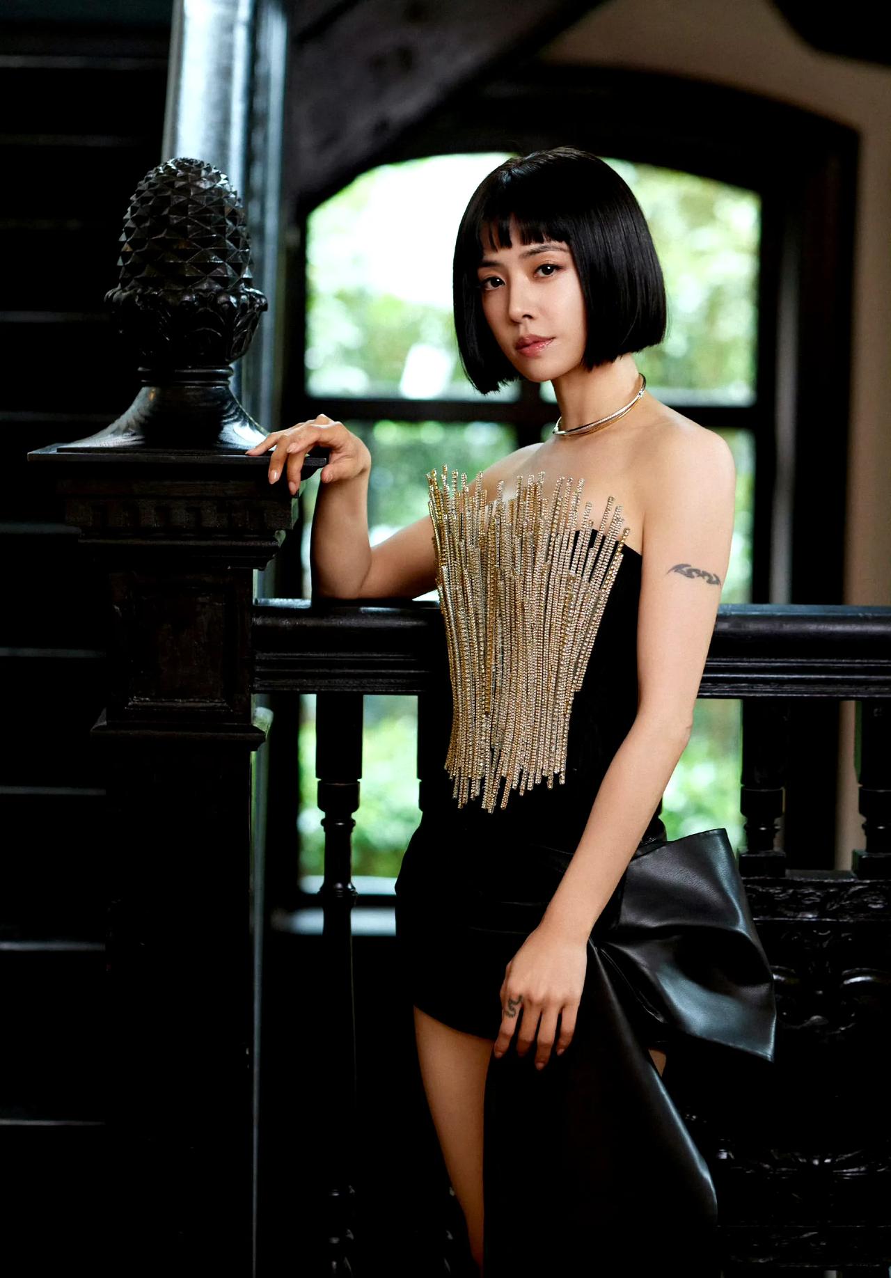 短发造型的歌王蔡依林看起来干练简洁！精致的妆容，闪亮的短裙！真是气场满满！虽然算