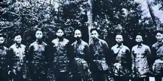 1949年，一群野人拦住解放军，领头乞丐拿出一张发黄的纸，首长看后当场泪崩：你们