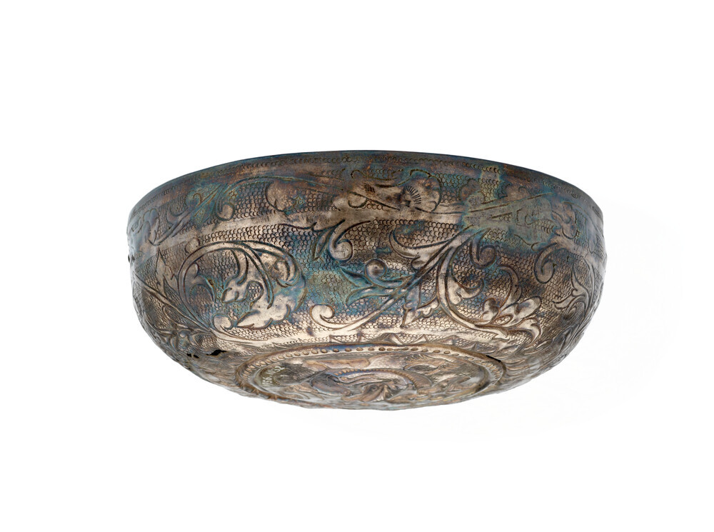 牛津大学阿斯莫兰美术馆藏宋代的银鎏金缠枝龙纹碗。底部有龙和水族纹饰 