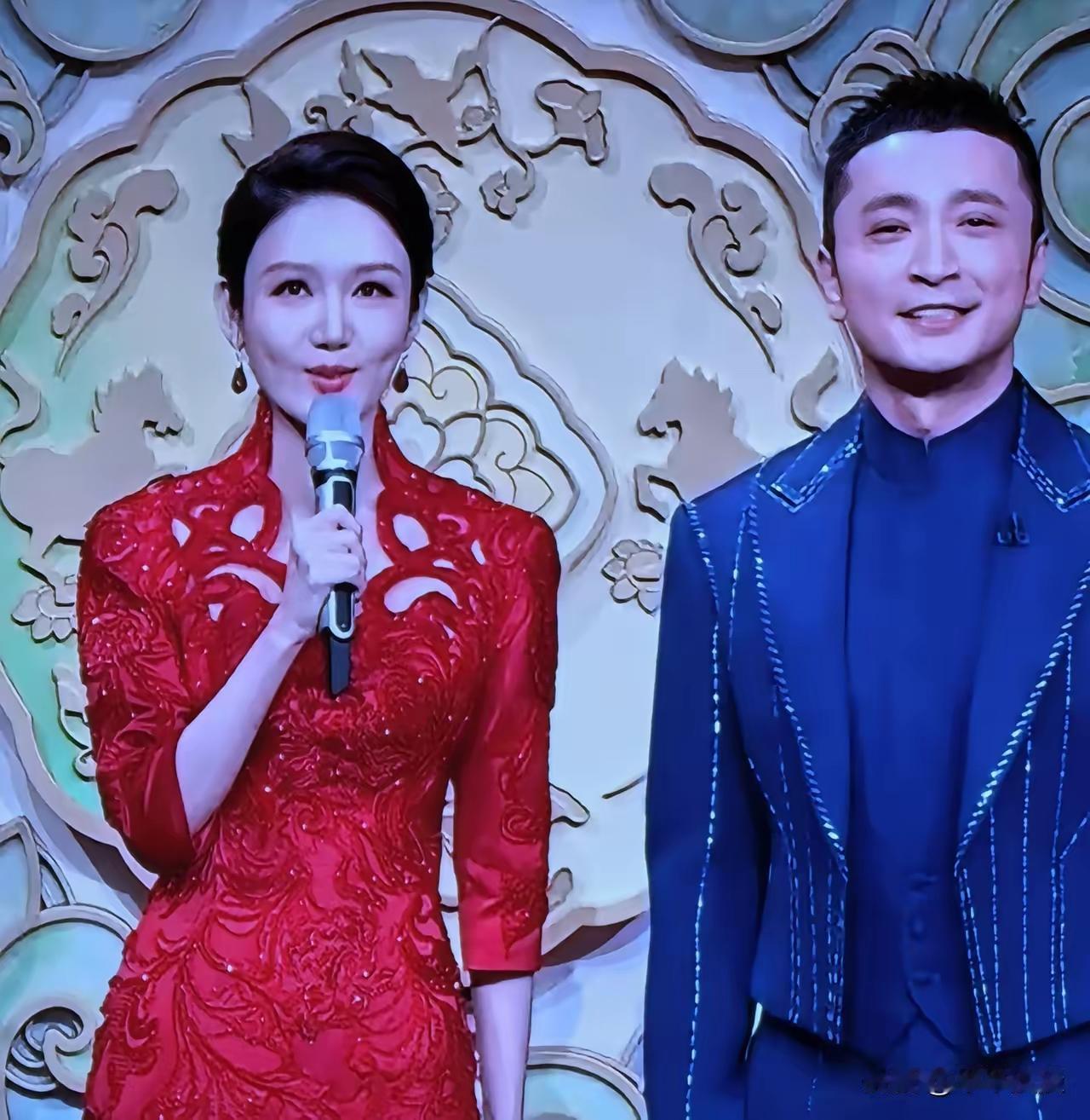 2026年央视春晚结束了
在所有的演职人员中
最火的人非龙洋莫属
作为主持人
龙